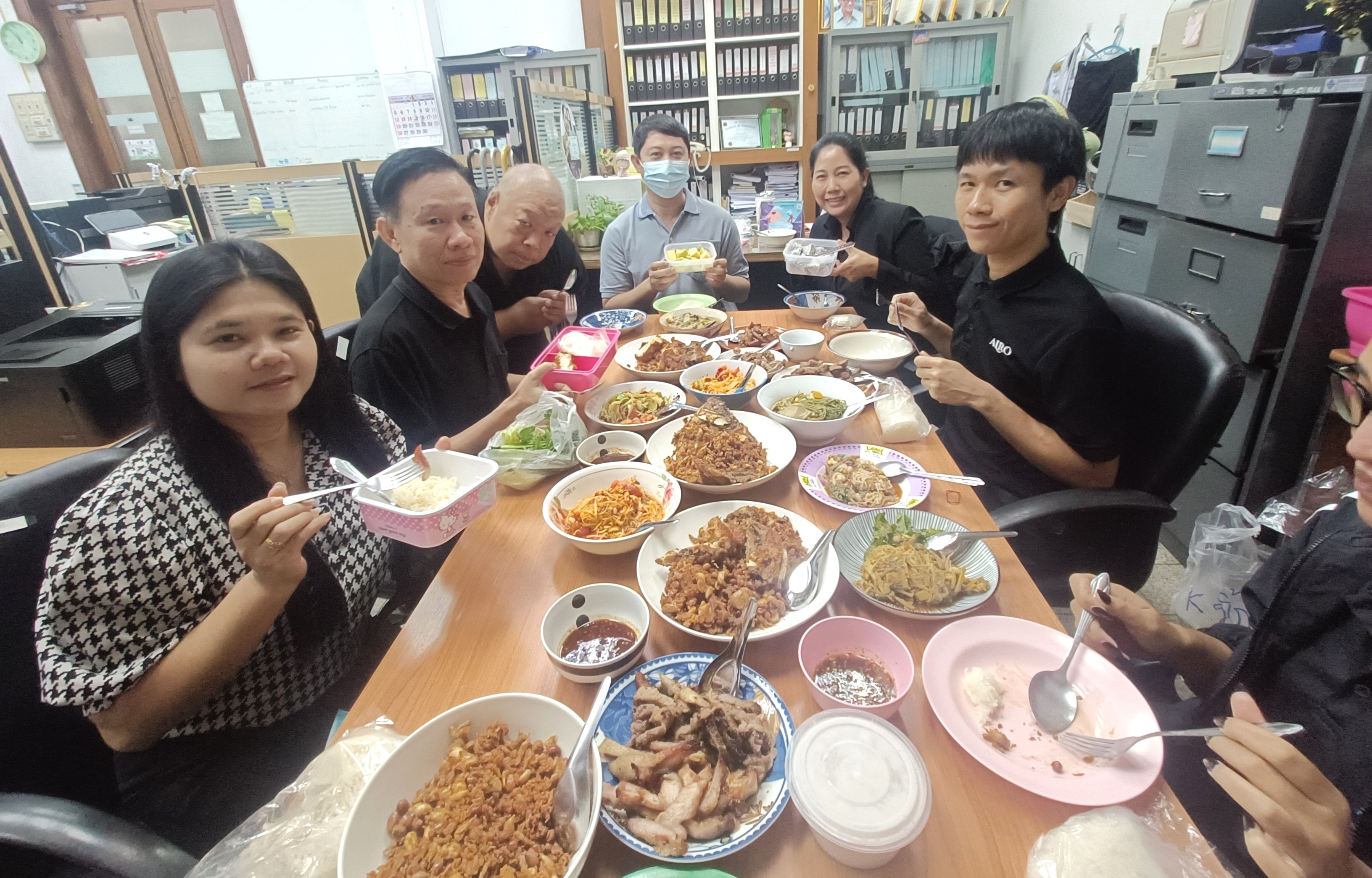 title - กลุ่มพัฒนาระบบบริหาร ส.ป.ก. ร่วมทำกิจกรรมหิ้วปิ่นโตรับประทานอาหารร่วมกัน 